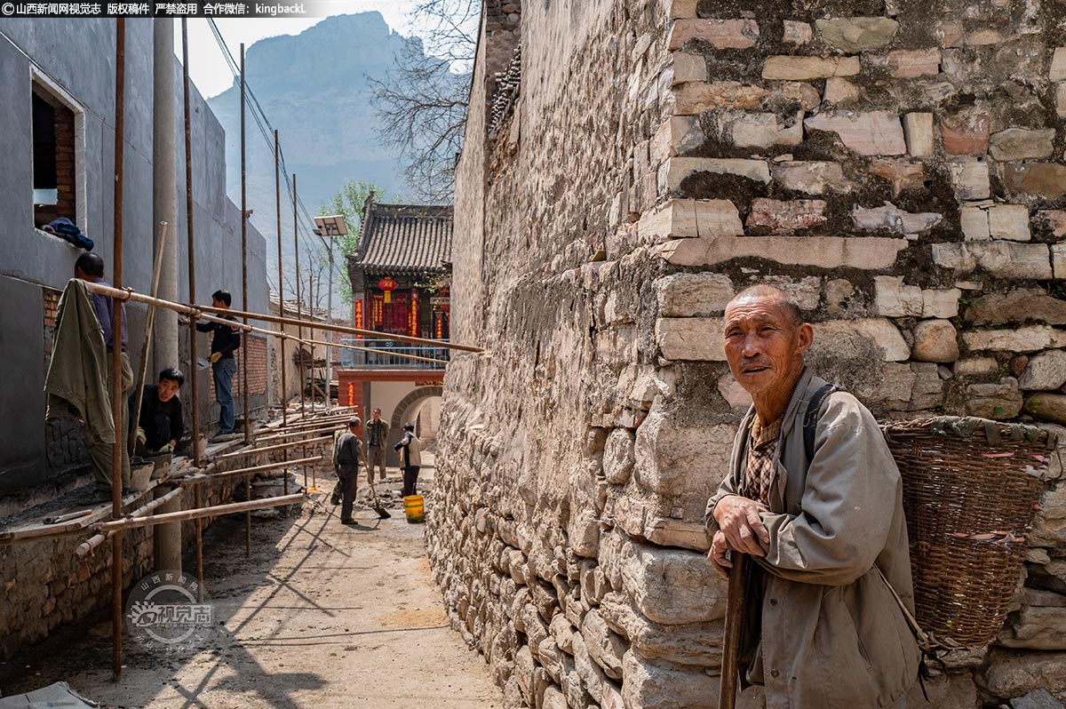      《路与角》，随着时代的变迁，现在人们生活水平越来越高，当地农村建起楼房的人家越来越多。不少原来修建的石头房子便闲置了下来，久而久之也就荒废了。这些老房子有着沧桑的年代感，古朴而厚重。
