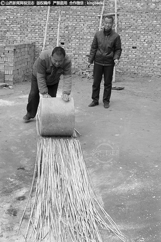      苇子杆破成苇条后，再在平整的土地上用石碾反复压碾苇条。然后就可以在室内按照设定好的尺寸大小和图案，进行编织。图案有人字席、升字席和梭子席等。