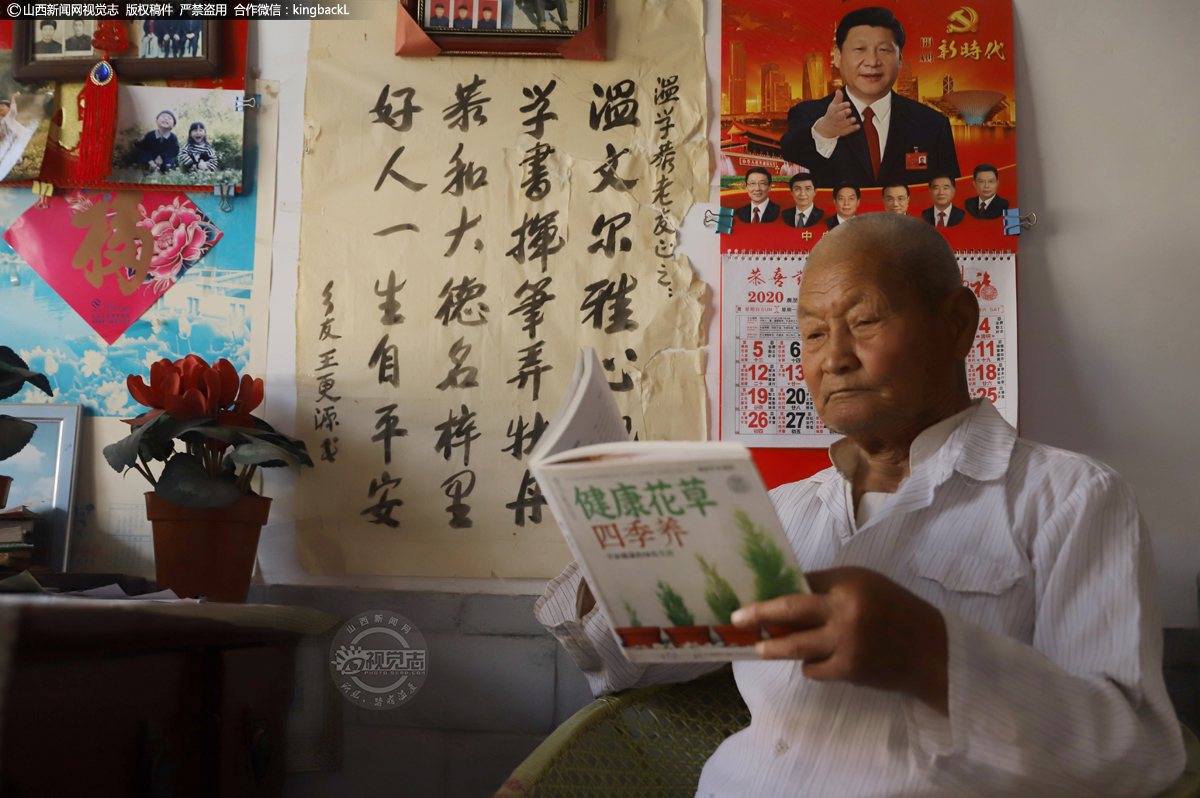      学习花木管理，研究牡丹栽培技术，老人购买了好多花木栽培技术一类的书籍，他平时喜欢读书，有时还偶尔练练书法，但由于近段时间每天来家里赏花的人较多，导致好久没有练字了。
