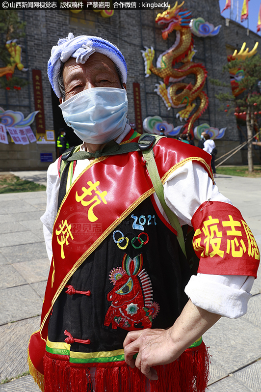      2000年之前，倪育生的人生是与驴没有任何关系的。他原是太原北郊化肥厂的工人，一直在单位负责宣传、工会工作。1996年，企业破产，不够退休年龄的倪育生买断工龄，自谋生路。2000年，他回到老家平遥古城，希望能在旅游上搞点名堂，一次在城墙根下他发现一头小毛驴，就琢磨着可不可以将毛驴打扮打扮，骑着毛驴游古城呢？第二日，他找到驴主，花600元钱买下了这头驴，并找到政府部门申请。当年9月26日，他组织了10头驴和几辆驴车，推出了首届骑驴游古城活动。