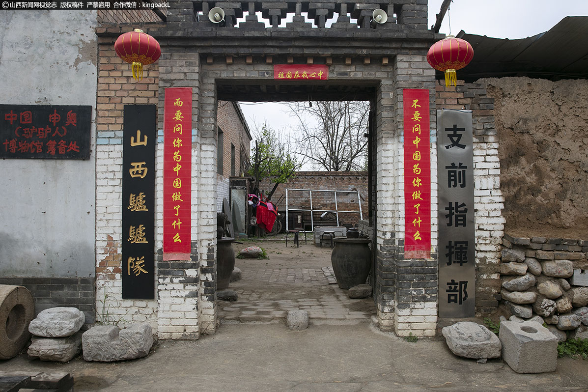      倪育生办公的地点门外，一幅对联十分醒目，但也深刻的表达着他的心声。“不要问中国为你做了什么，而要问你为中国做了什么。”
