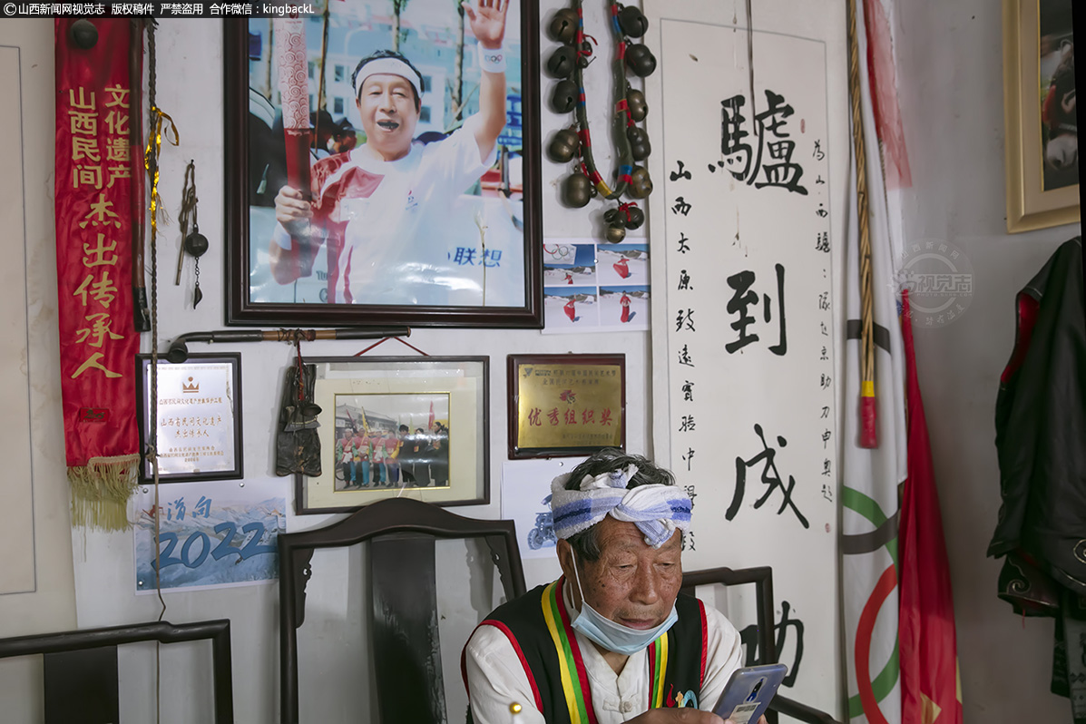      一摞摞签着全国各地也包括国外友人名字的支持奥运会的签名布，2008年7月13日，倪育生将1460块盖满中国印和万人签名的倒计时布送到北京，实现了人生壮举，他说，这是他作为一个中国最普通的百姓用自己最朴实的方法来宣传奥运。因为对奥运会、对古城宣传的突出贡献，他被评选为2008北京奥运会火炬接力平遥站火炬手。