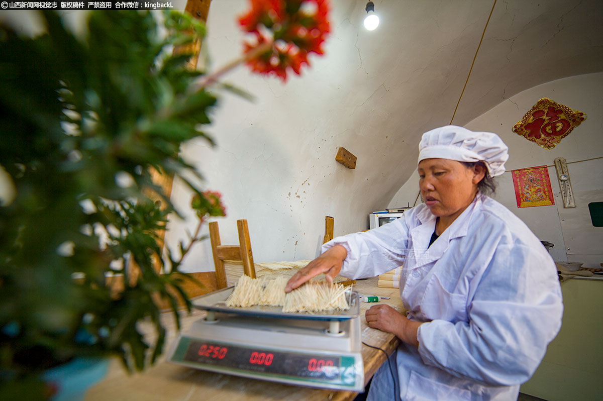      他们的挂面制作配方也随节令变化而不同，除了添加的精盐之外，在水和面的选用上颇为严格，制作工序也十分讲究。这其中包含了当地独特的气候与水土，也包含了武乡世代农村人对传统技艺的传承和理解，以及对美好生活的憧憬和向往。