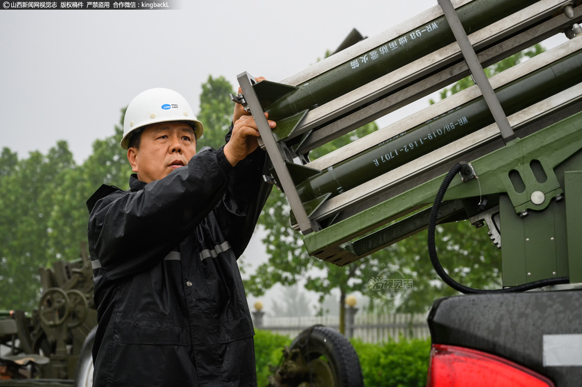      人工影响天气工作人员正在进行火箭发射前的调试和准备工作。介休市气象局火箭发射架为全自动火箭发射架，每次可填装4枚火箭弹。从火箭弹、发射架的出库到发射前的调试，整个工作流程仅需20分钟。