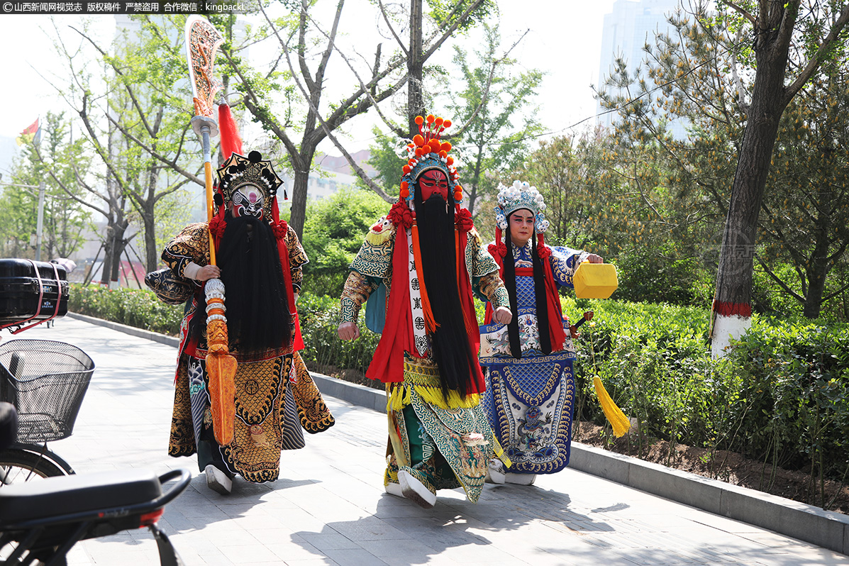      5月3日，“关公”“关平”“周长”三人迈着台步，行走在迎泽街的便道上，他们将要去太原市南宫献血屋进行献血，独特的方式引来不少行人的关注。据了解，自新冠疫情以来，献血人员逐渐减少，太原市晋剧艺术研究院副院长、国家一级演员武凌云与两位同事想到了用这样创意性的公益活动，倡导市民积极献血。（■山西新闻网特约摄影师：田兆云）