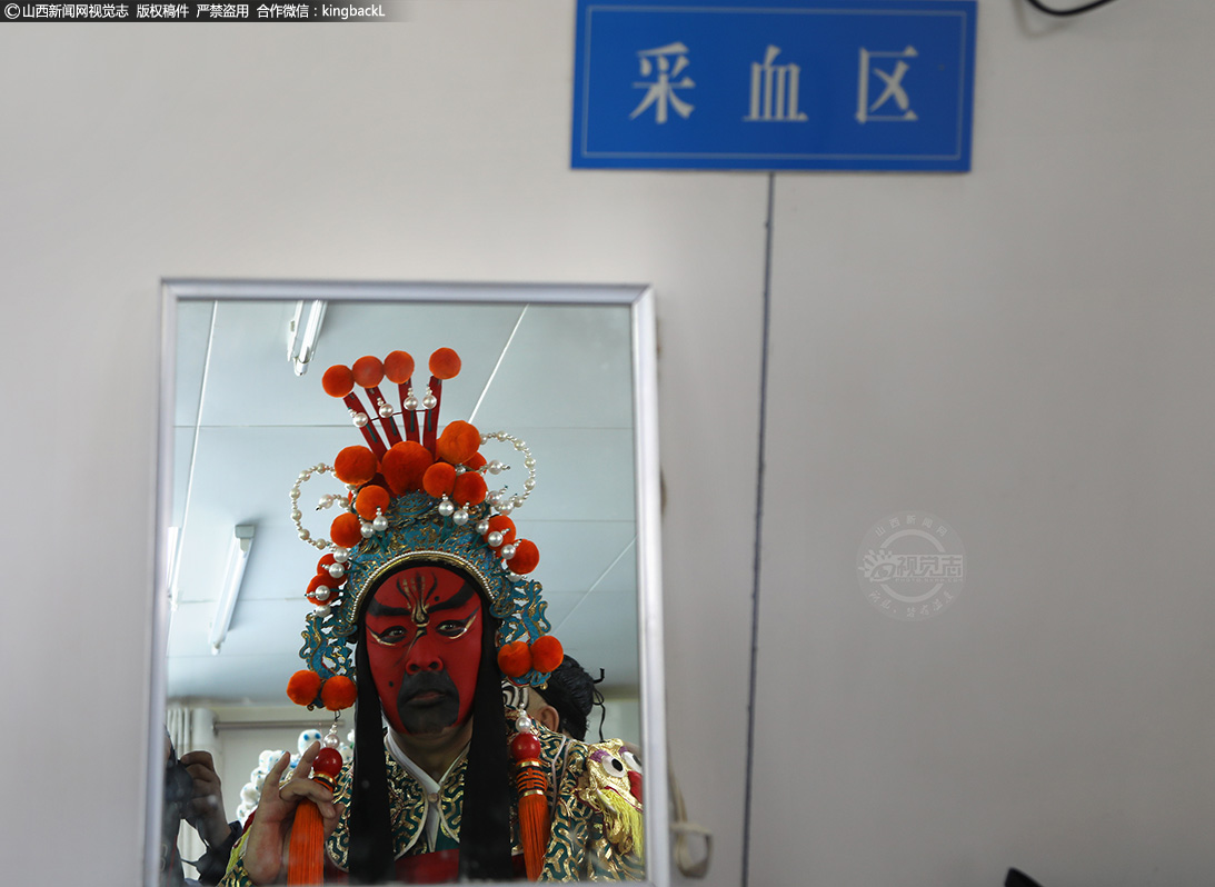      来到采血区，武凌云老师对着镜子整装，随后要手腕带着心率检测仪检测心率是否正常，接着，护士在武凌云的手指上采血样，检测血型。