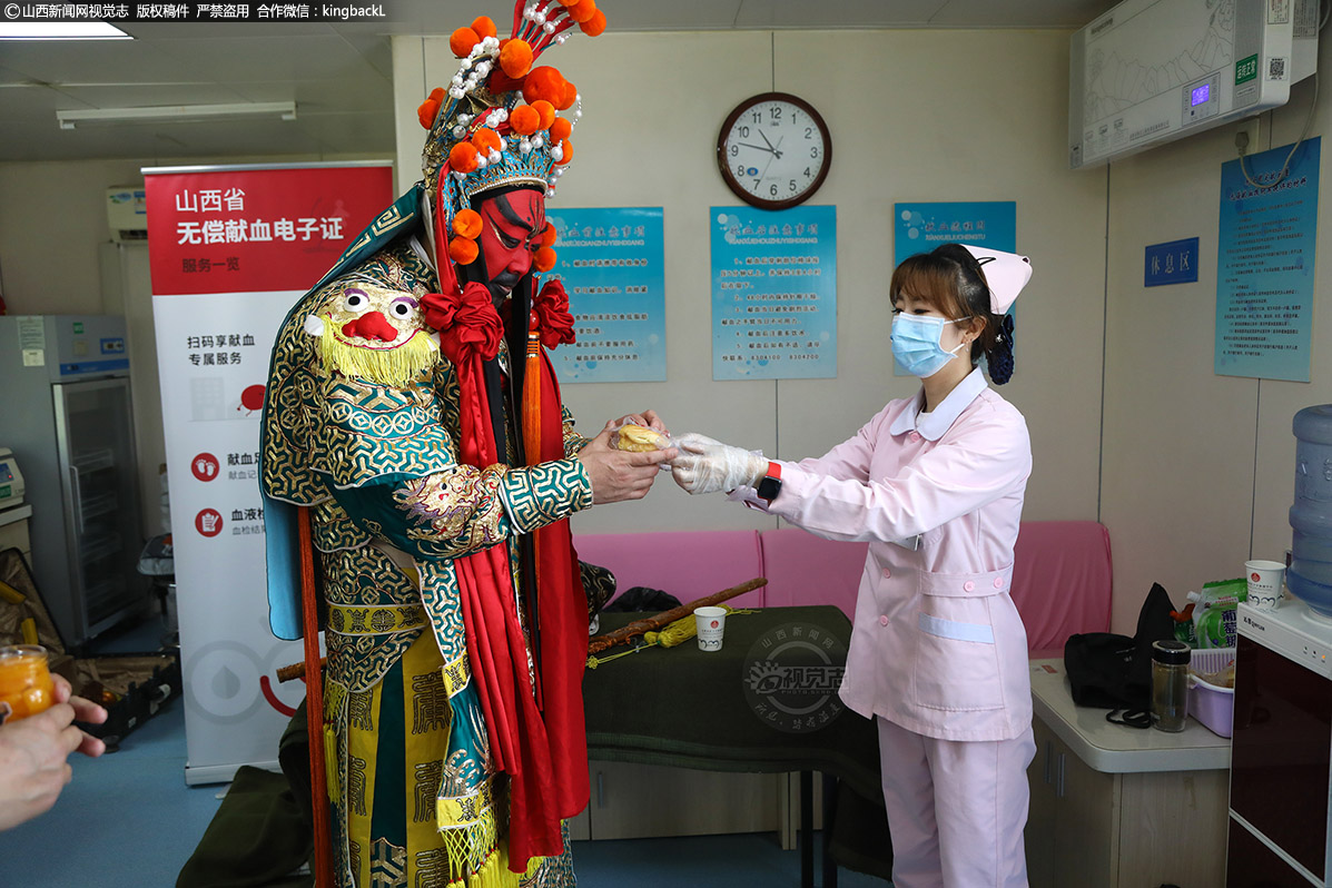      抽完血，护士递上了面包，防止献血后低血糖，随后吩咐注意事项，“关公”一副临危不惧的样子。武凌云表示，这只是一次微不足道的献血，主要是号召广大青年人也加入到无偿献血的行列中来，在这样特殊的时期，我们应该用我们的信念和行动，理解与支持，勇敢与无畏，书写抗击疫情路上最美的篇章。
