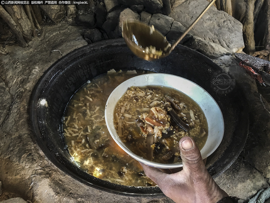      一日做一顿饭，一次要做下一大锅，他做的饭连他自已也叫不上名来，只是将谷子、高梁、挂面、红枣、菜叶等大杂烩起来，一次吃不完，他会把剩饭分几天吃掉。这种饮食习惯，薛来明已经持续了近20年。