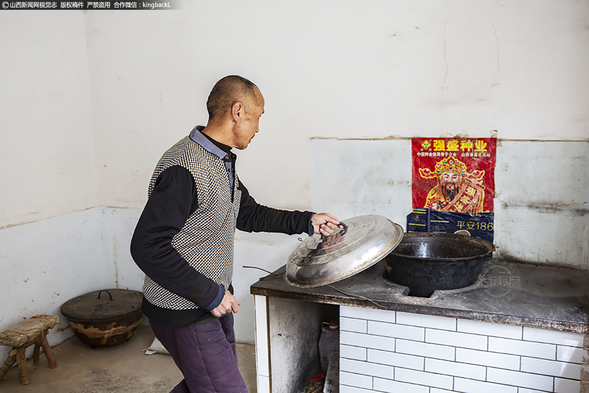      以前居住的地方没有自来水，全靠一根扁担挑水吃，去最近的水井打水吃，需要一个小时，现在用上了自来水。随着政府扶贫力度的加大，一人村、条件恶劣的一些村的人们陆续搬迁到城镇或条件好一点的村子，迎接他们的不仅有崭新的床铺，明亮的房间，还有充满信心的未来，在政府的有力扶贫下，他们的生活会越来越好。​