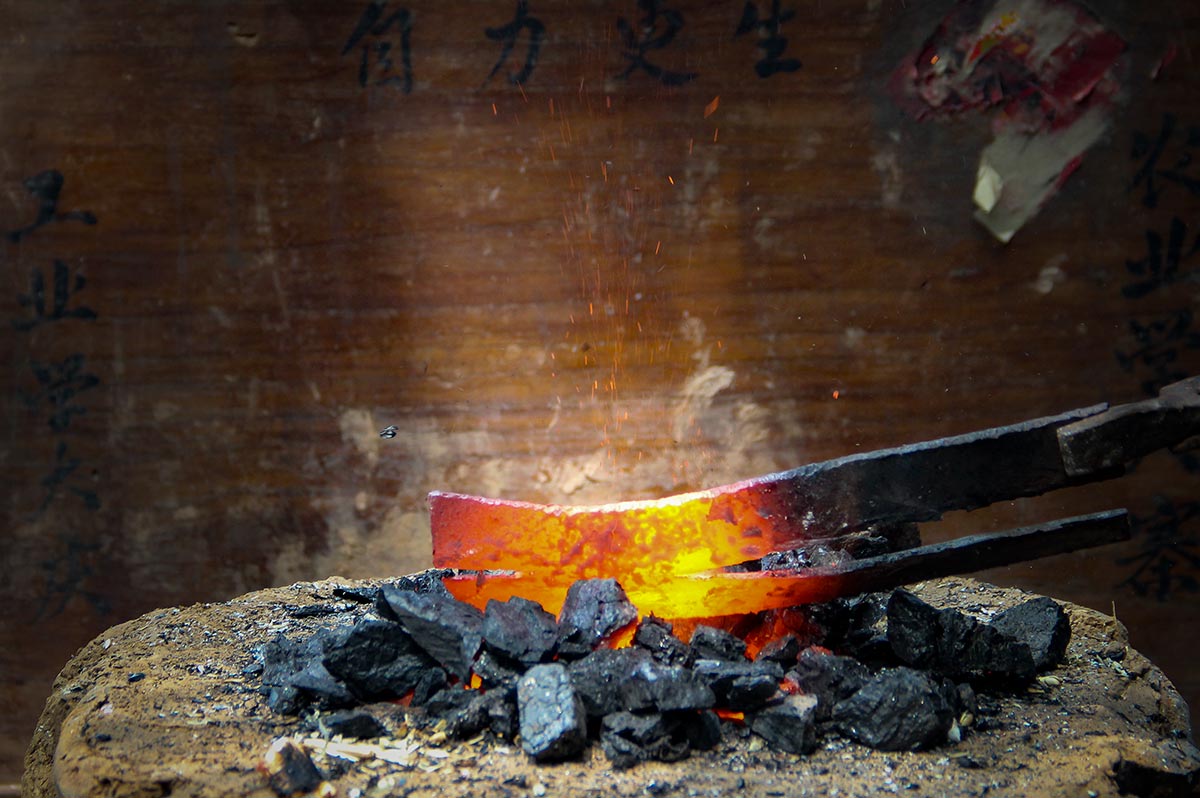      裴向南师傅熟练地将黑色的铁块慢慢红透。他说：“大阳钢针从原料到成品出来总共有72道工序，这72道工序里包括有冶炼的一部分，具体到单纯制针就有二十多道工序，这二十多道工序里，每一道工序都要精益求精。”