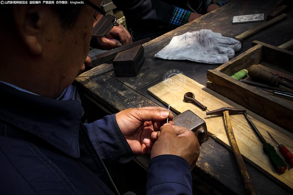     钢针打孔需要力度与位置的完美配合，两者都必须恰到好处。用力太大，容易把针尾敲打崩裂，用力太小，又不容易穿透针孔。在位置选择上，针孔必须选在尾端正中间，稍偏一点点都有可能导致针尾断掉，钢针报废。