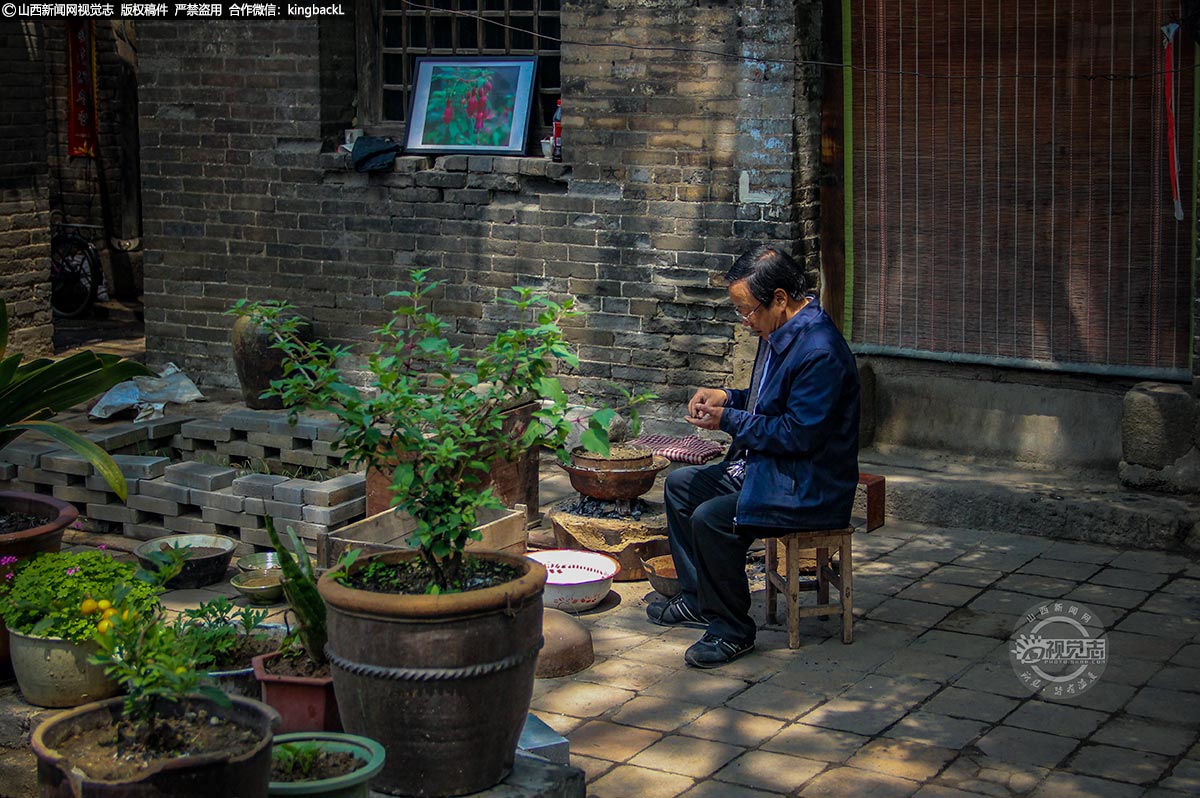      这种日常的重复与连续，形成了裴向南对待身边所有事物的态度，平缓踏实，心无旁骛。虽然在如今的制针行业里，机械化早已取代了手工生产，但裴向南却依然在坚守着这份传统技艺。对于他来说，这不仅是中国古代生产文明的活化石，更是中国传统工匠精神的延续。