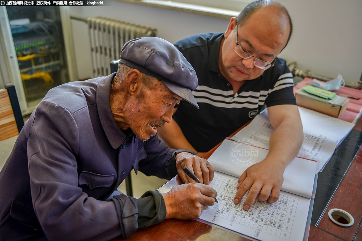      一位村民在爱心超市做兑换物品登记。老人说：“爱心超市里货物很充足，都是老百姓平常用得最多的东西，我们可喜欢了。”