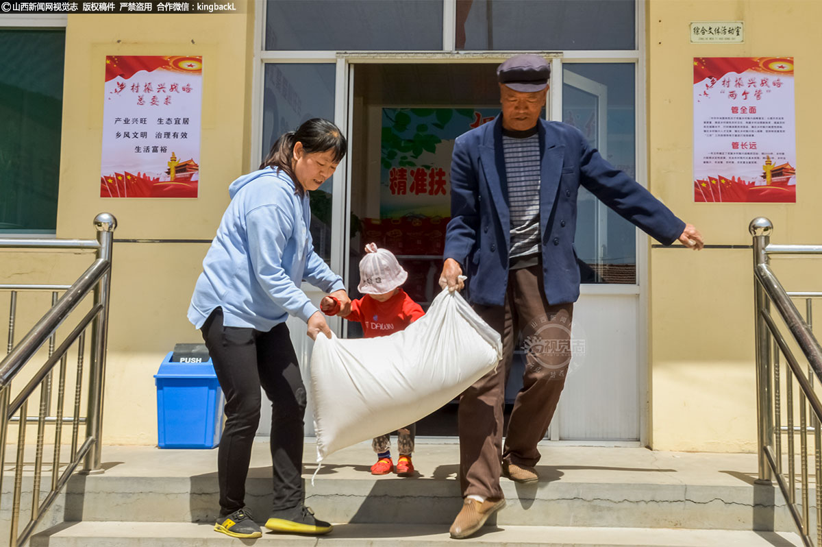      每次过来兑换物品，大家总是高高兴兴来，满满意意去。村民们非常感谢工作队给他们创建了这么好一个平台，感觉生活的劲头更足了。