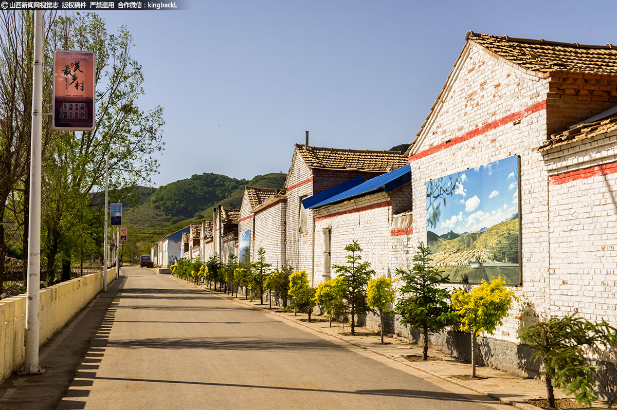      百备村干净整洁的街道。积分兑换物品的活动开展以后，村民不但把自己的庭院收拾干净，同时也响应号召，把房前屋后公共卫生区域也清理的干干净净。