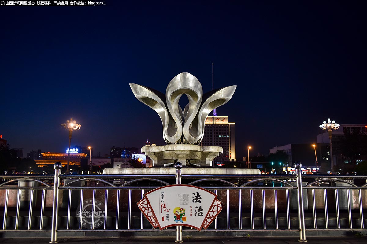      五一南广场中央的喷泉——生命的畅想，犹如一朵盛开的鲜花，喷泉启动时，会不时射出不同造型的彩色光柱，令观者赞不绝口。