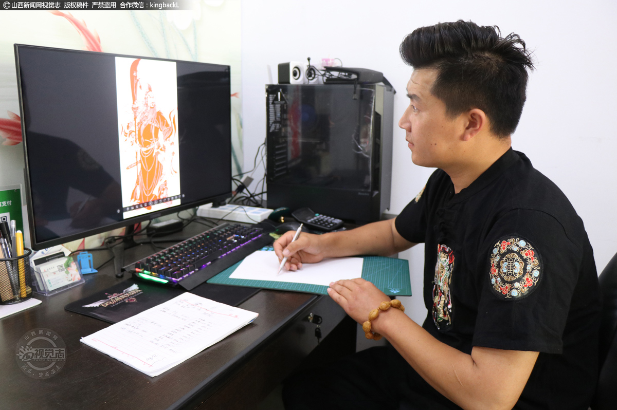      谈及一路的学习历程，南宫伟坦言称，兴趣是最好的老师，热爱和坚持是不断创作的动力和源泉。只有一步一个脚印把基本功搞扎实，才能达到熟能生巧的地步。从刚开始的“照葫芦画瓢”，拿着不专业的小剪刀和自己打磨的刻刀把图案抠出来，到现在几乎不用图纸的盲剪，其中花费了巨大的心血和精力。“剪纸技艺入门简单，但是要真的想要达到炉火纯青那可不简单。作为年轻人，传承古老根基是重要任务，创新技艺更应该是责任。”南宫伟说。