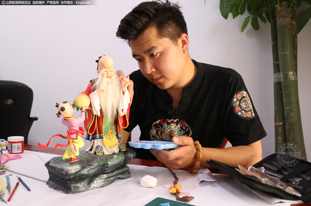      精工出细活，面塑如此，南宫伟性格亦然。捏、搓、揉、掀，再用工具刀点、切、刻、划，塑成身、手、头、面，每一个环节都得精雕细琢，每一个步骤都得耐心细致。剪纸或面塑作品制作的亮眼之处其实都在于对细节的处理，南宫伟在二者创作的追求上都要求精益求精。今年，他计划完成含有运城元素的系列作品后在北京召开个人作品展。
