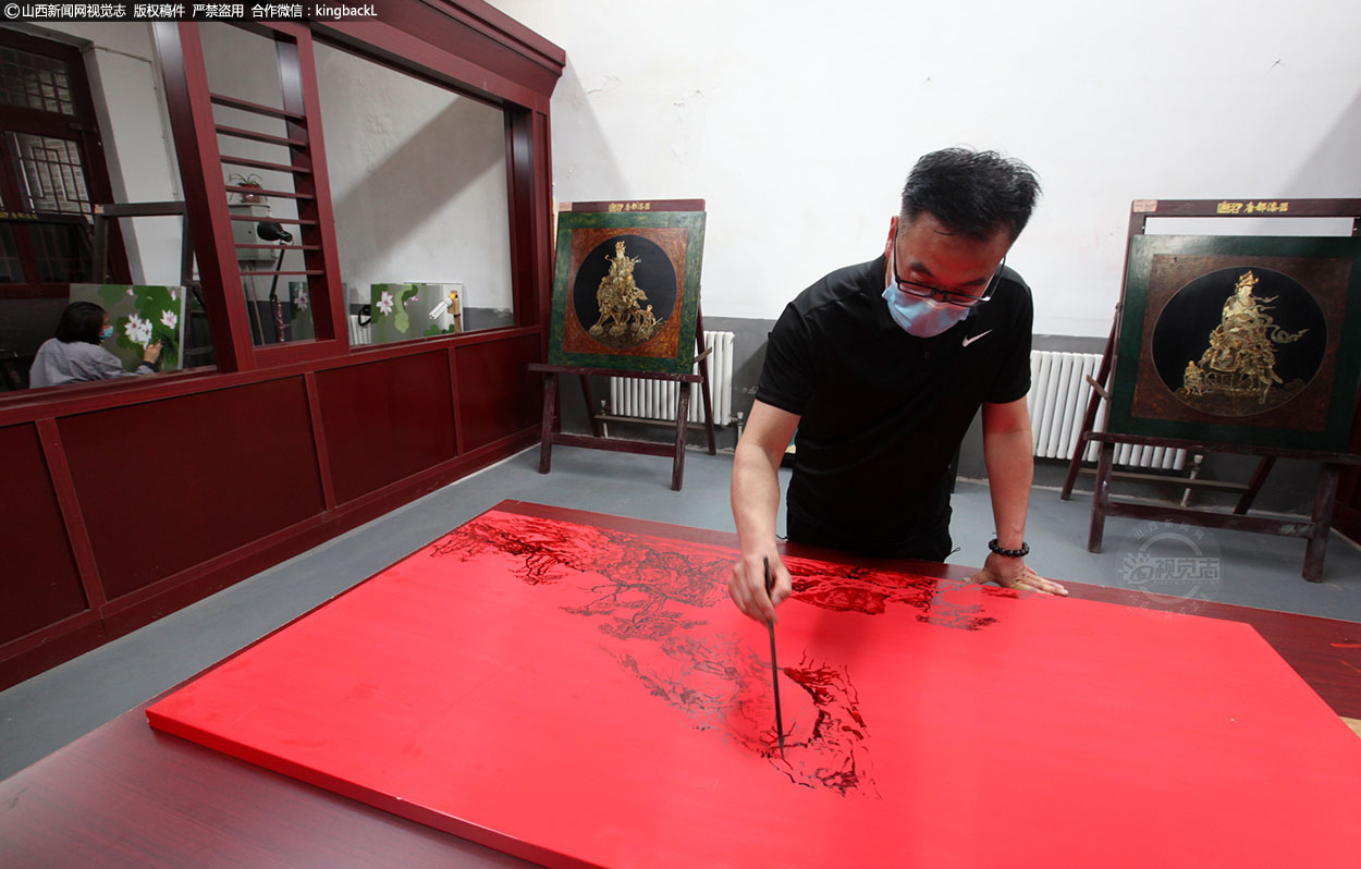      底漆多以墨黑、霞红、杏黄、绿紫为主，上面绘以具有民族风格的图案，如古典小说、戏剧中的故事人物、古代神话、民间传说等等，或描金彩绘，或刀刻雕垫，或堆鼓镶嵌，线条流畅，色调和谐，富丽堂皇。