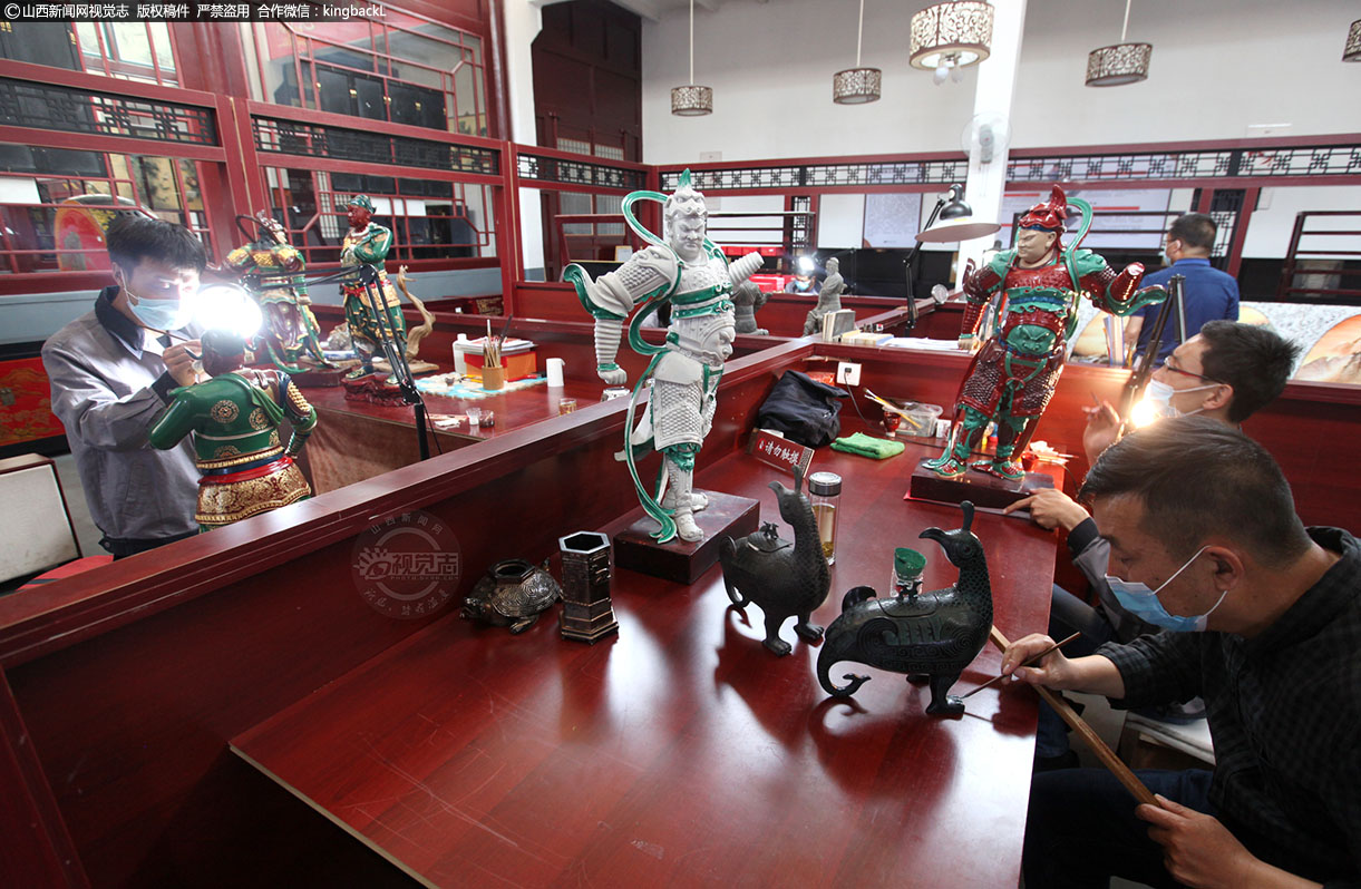      画工和镶嵌车间，对技术的要求更高，画工必须学习绘画四年以上，掌握绘画的基本技巧，才允许在漆面上勾红点翠，独立操作。刻绘工人的刀锋，要求像笔锋一样，粗细相间，深浅适度，起落自如。镶嵌原件的制作台上，叮当有声，由镶嵌工人根据图案的要求，把河蚌壳、螺钿、象牙以及彩色石头，加工成各种原件，巧妙地镶妥粘牢。 