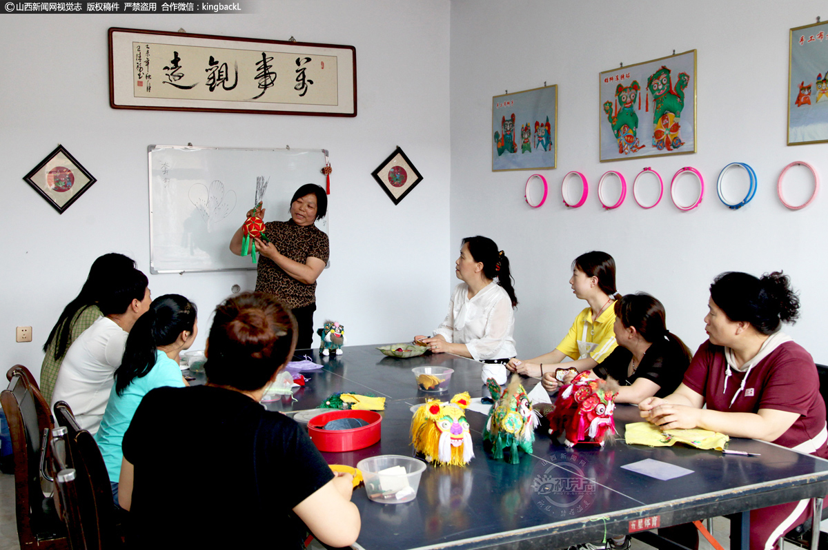      下一步，王金梅将实行校企联合，采取“公司+基地+学员”的产业经营化模式，吸引更多的留守妇女参加学习培训，积极传承手工刺绣这门技艺，将“晋南手绣”做大做强，带领大家共同脱贫致富。