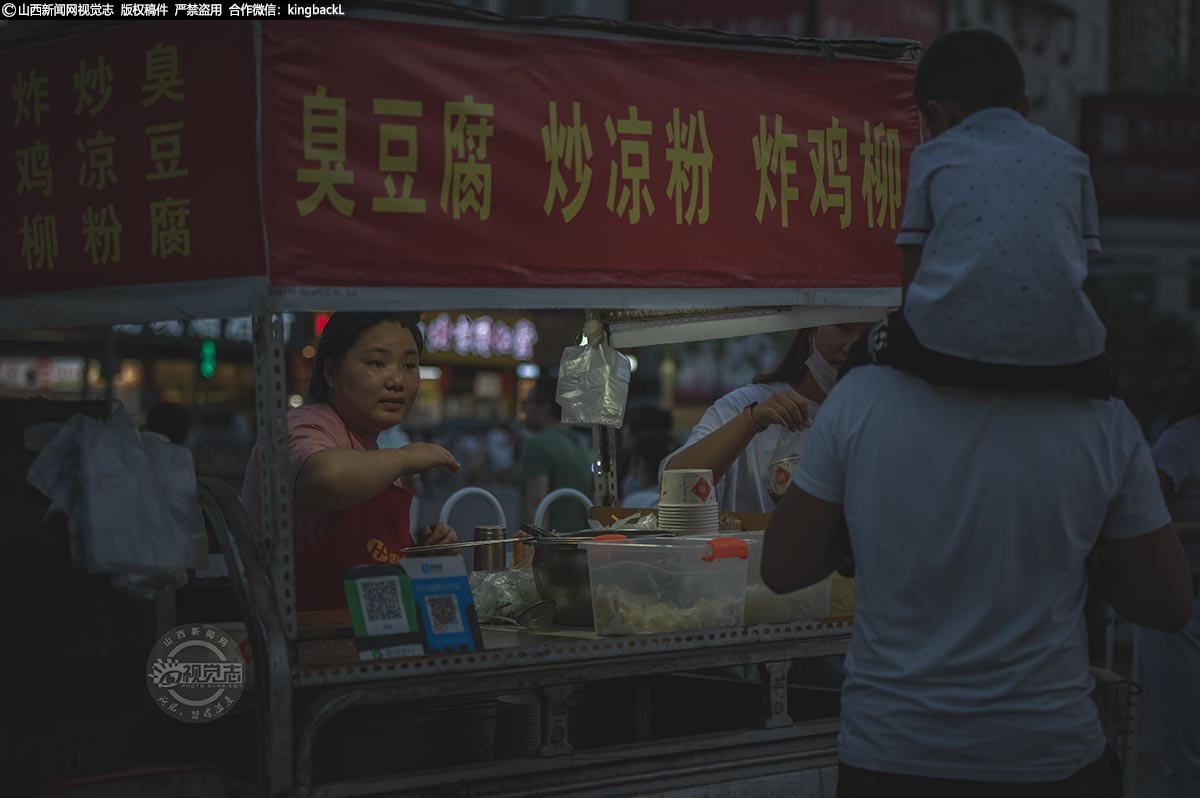      “老板，来份臭豆腐，多放辣”“炒凉粉、臭豆腐各来一份”……这些声音在夜市上回荡着，有人选择打包、还有的干脆直接边逛边享用小吃。小吃从来不会在夜市缺席，寻找美食也是年轻人逛夜市的重要动力。