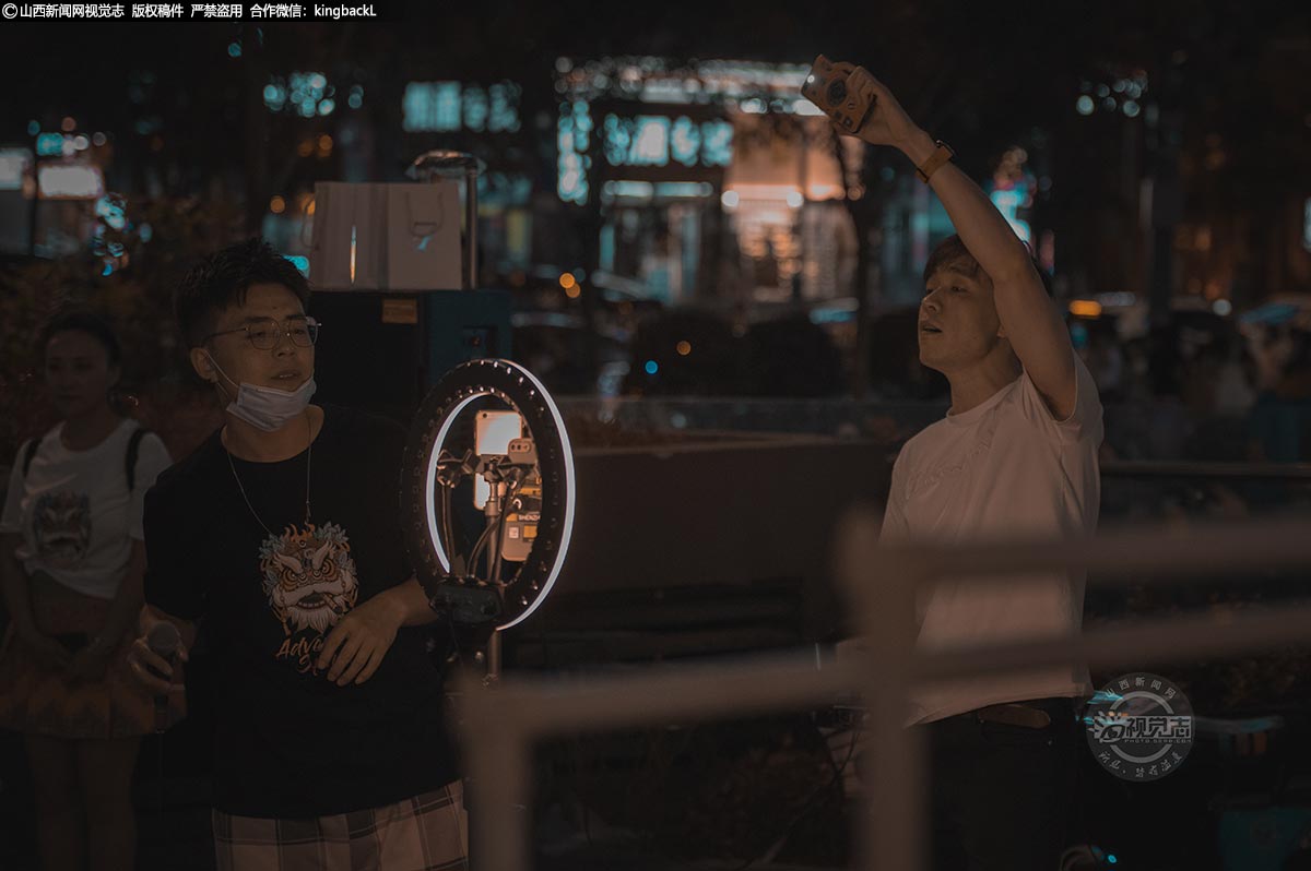      夜色降临，夜市的霓虹灯光应接不暇。民间歌手以及网红达人在最接地气的“舞台”上，拿出看家曲目，歌声顷刻间就掀起了夜市的“热浪”。