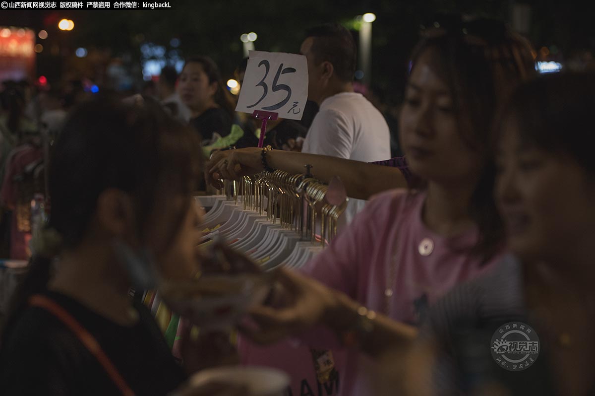      夜市对消费者而言，可以从摊位上买到既便宜又实惠的东西，对卖家来说因为没有了中间各种费用的开支也可以得到合适的收入。