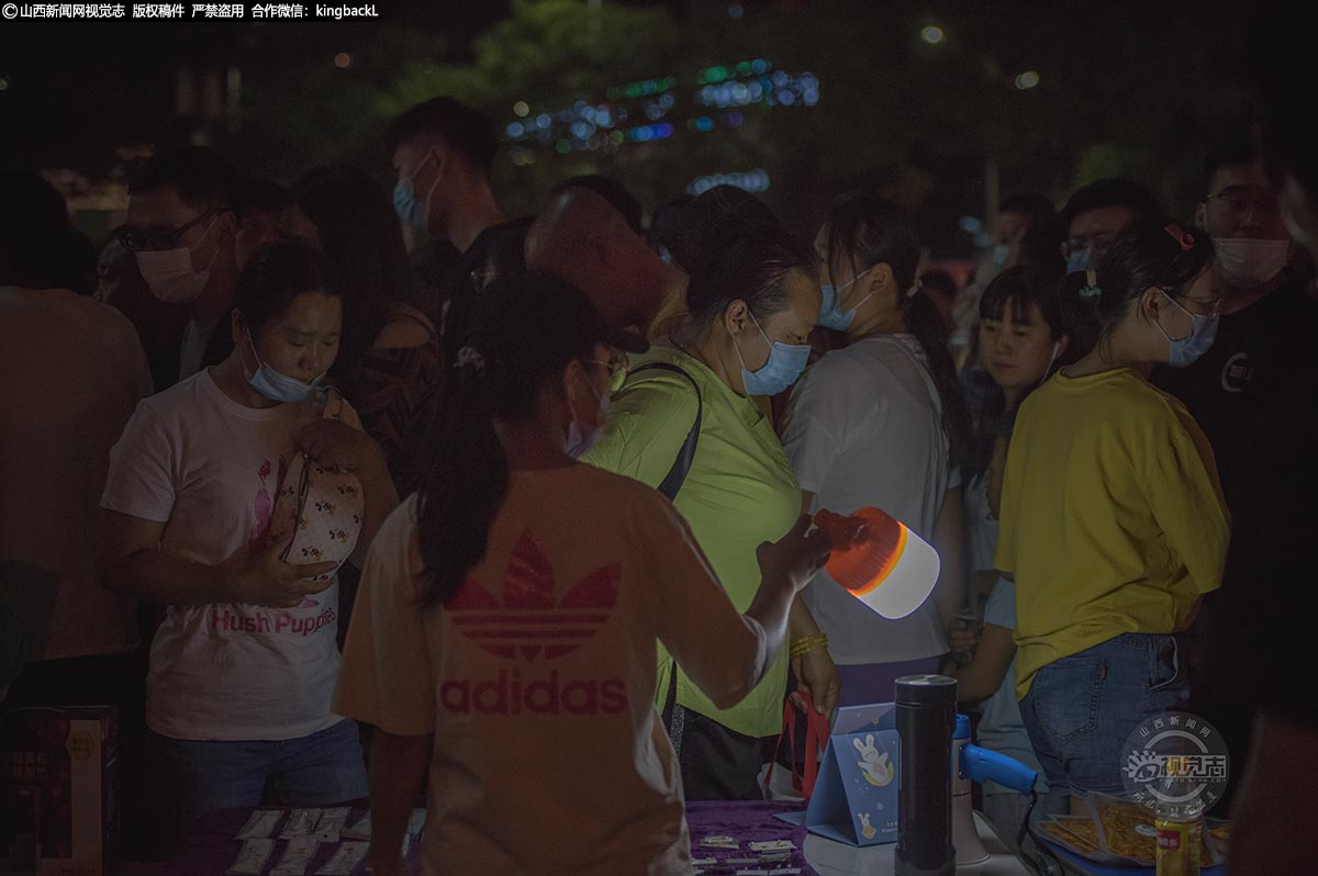      2020年6月初，每当夜幕降临，太原亲贤街体育路口的西北侧，一个个小小的摊位便会汇聚在这里，商品琳琅满目，前来游览、购物的市民更是摩肩接踵。