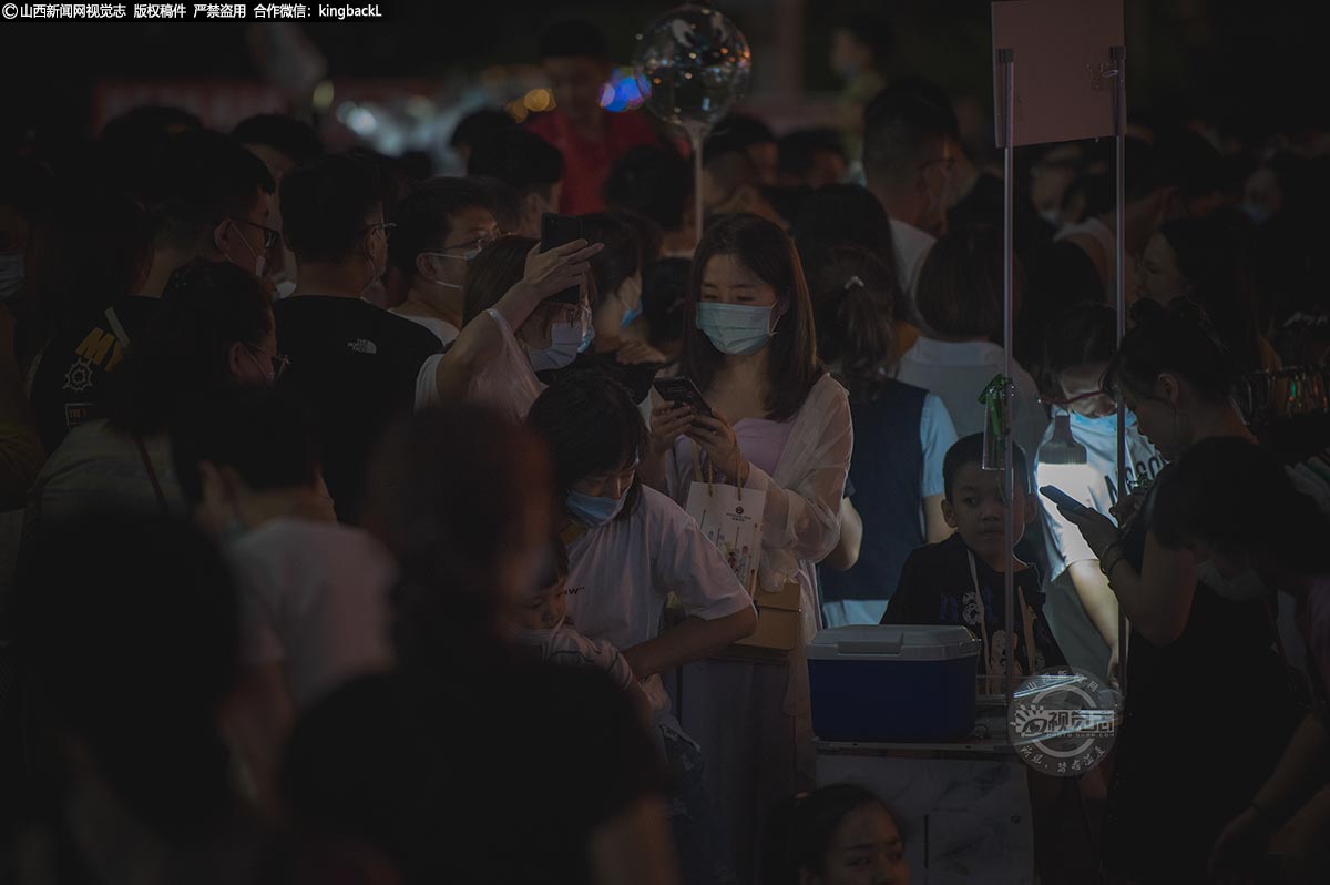      夜市是人生百态的集大成者，这里有衣观端正的普通白领，也有着装另类的个性青年；既有身背书包的普通学生，也有穿着华丽的淑女贵妇。这里美食众多、人物众多，每天都在发生着不同的故事。
