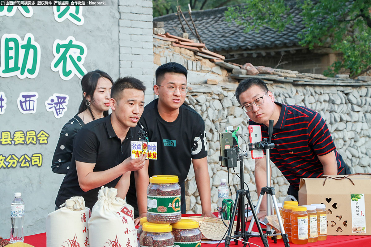      直播中，本土网络主播化身“带货小哥”，通过现场试吃、观众互动、让利促销、限时秒杀等环节，将西潘乡的特色农副产品活灵活现地带到网友面前，现场气氛热烈，短时间内抢购数量大。