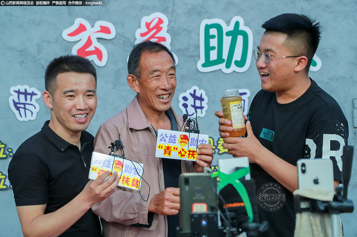      直播过程中，除了电商主播使出“十八般武艺”进行推介销售外，当地农民出镜带货，为本地产品发声代言。