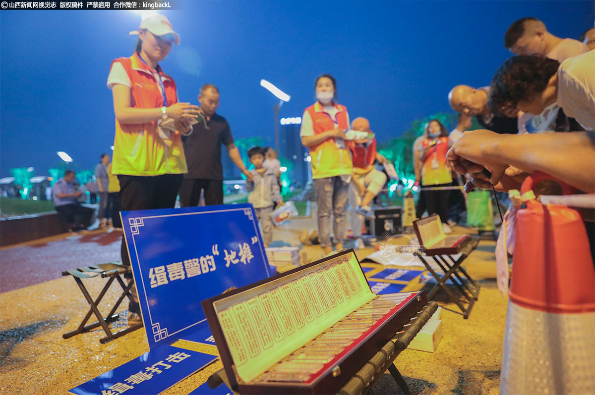      民警将多种仿真毒品摆在“摊位”前，许多群众主动上前咨询了解，在听了民警的介绍后，大家对各种各样的毒品加深了了解，并表示，坚决抵制这危害人类健康的东西，同时回去积极向家人宣传。