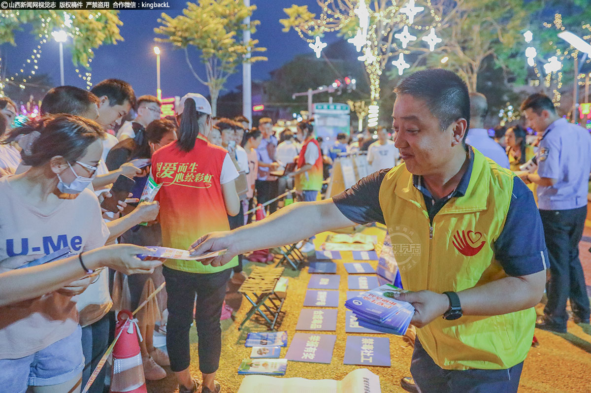      民警精心印制了“禁毒宣传单、防毒小手册、识毒资料集”等宣传资料，分发给现场群众，一边解答群众疑问，一边宣传吸食毒品的危害，让禁毒宣传深入人心，努力做到全民参与禁毒。