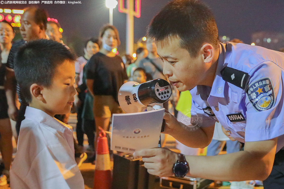      民警将禁毒方面的法律知识写在纸条上，知道答案的群众可举手抢答，答对的群众可免费领取丰厚的小礼品。