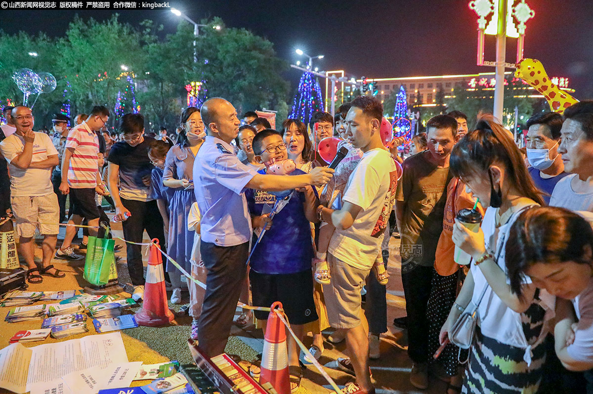      这样接地气的宣传点吸引了大量群众的目光，市民纷纷驻足观看。许多家长现场教育子女要珍爱生命，远离毒品。