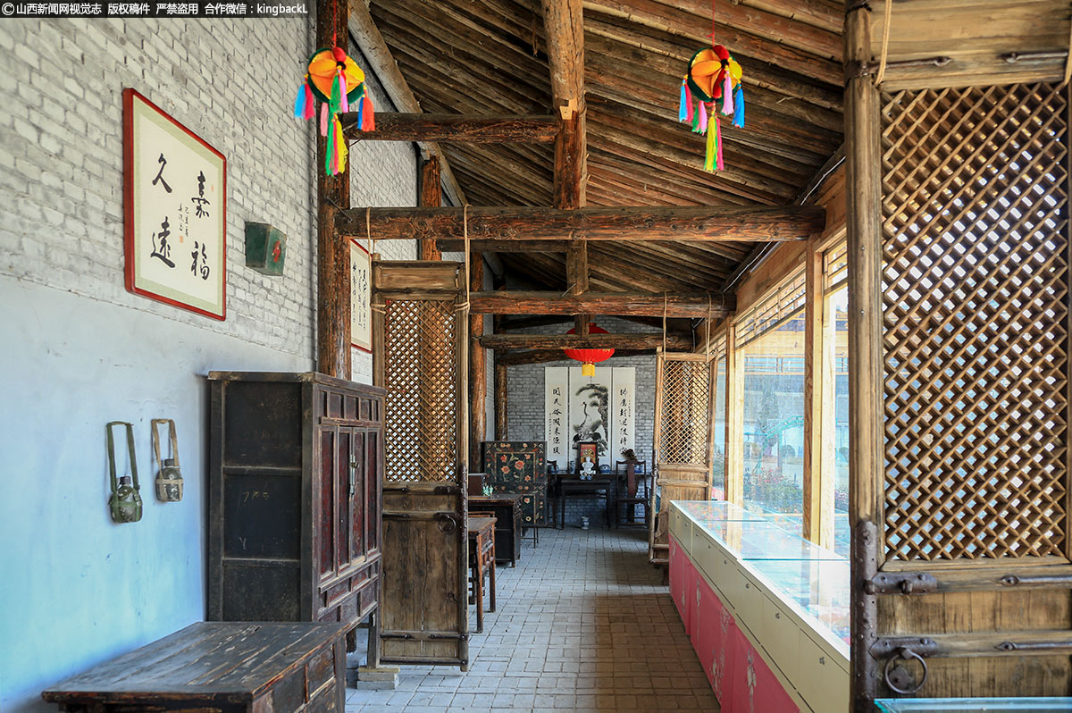      在记忆馆里，八仙桌、太师椅、青花盖碗、水烟袋、犁、耙、镰、耧、布艺、面塑、剪纸……这些物件承载着历史记忆，彰显着时代印记，闪烁着人性光芒的老物件。
