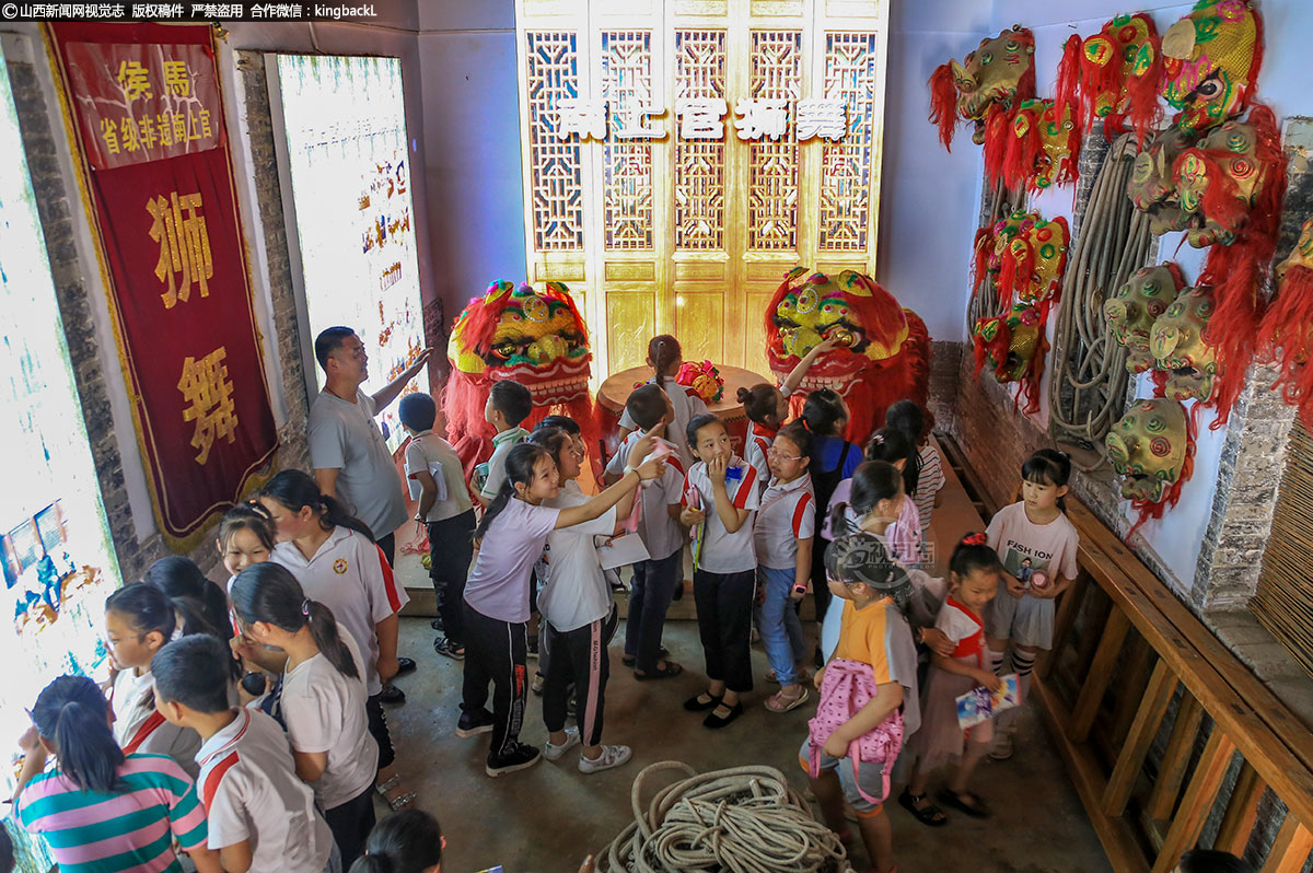      在学校的组织下，一群小学生参观南上官村乡村文化记忆馆，他们对狮舞展览馆这一部分非常感兴趣。南上官狮舞2011年被评为山西省非物质文化遗产项目，至今活跃在侯马市的文化舞台上。