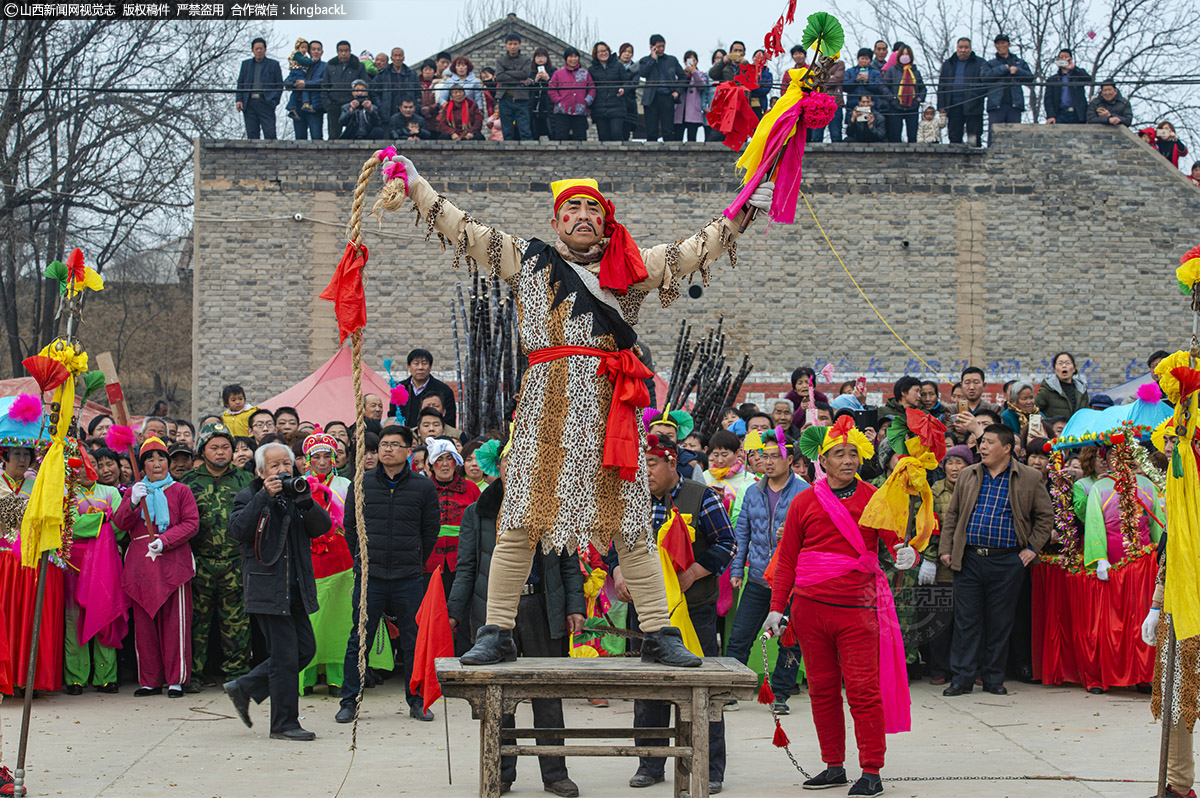      在当地人的心中，“马角神”很受人尊敬，他们被认为是一群勇士，能够以自己无限的勇气为大家祛灾祈福。一般说来，村中村民但凡有婚丧嫁娶以及上梁架屋之事，往往都会第一时间找到“马角神”，他们手持法器舞动长鞭，祛灾镇邪，保佑人们平安吉祥。