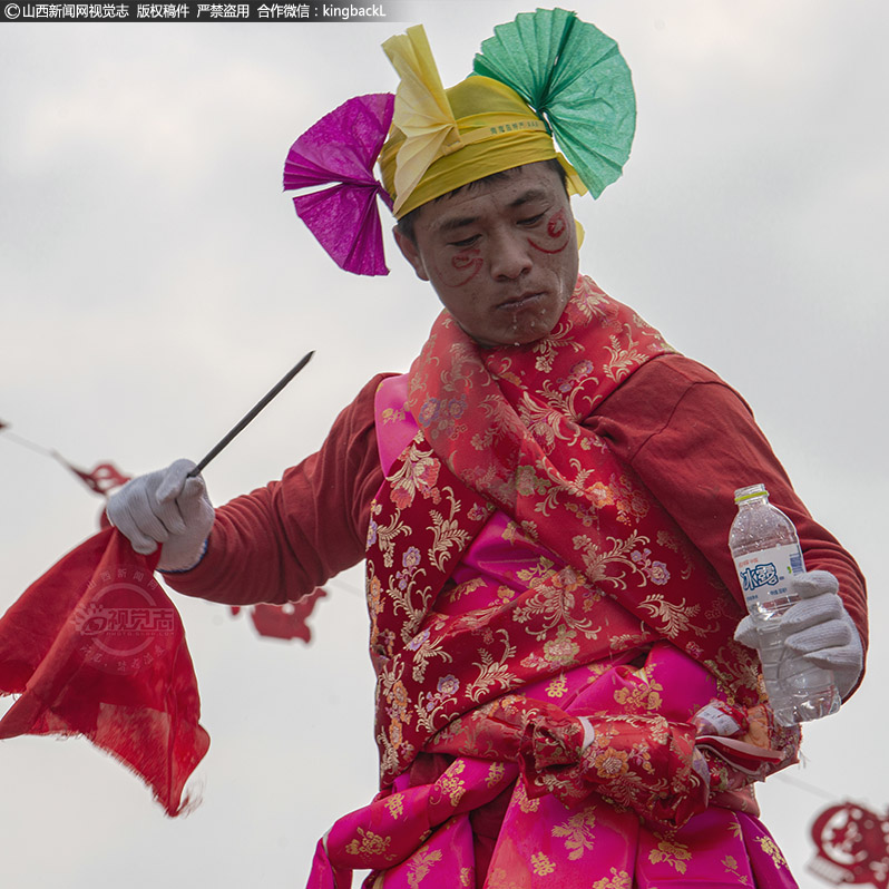      接下来就是“上马”了，汉子们用比筷子还粗的钢钎，从口腔内一侧脸部穿过，成为“马角神”。