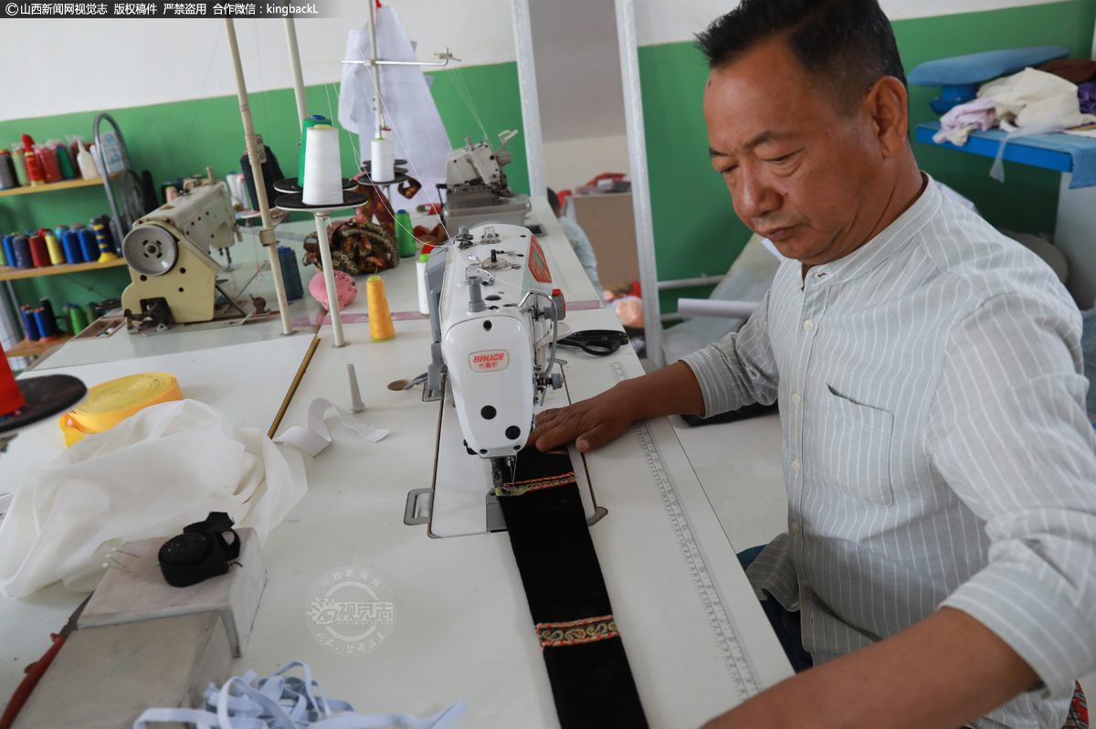      孙培文从小爱好手工制作，经常帮父亲打下手、赶营生、出新品。但他左胳膊有残疾，父亲担心在村里当不了好劳力，当看到他在制作这一行有悟性，就送他到省城太原学习裁缝，那年他16岁。三年后，他学徒成功，回村里开起了自己的裁缝铺。后来因农村服装制作渐渐走向下坡路，他决定赴北京寻梦。
