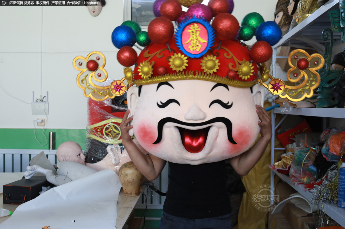      他的手艺成了带动乡亲们增收致富的途径。北漂的17年时间里，他创办了自己的公司，从村里带出来了30多人，也成了团队的后备力量。2007年，他们为大型音乐舞蹈史诗《复兴之路》和上海特奥会开幕式56个民族的演员制作过头饰，还为华谊兄弟电影公司《我是大明星》制作过舞台服装。