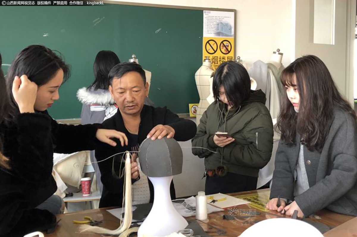      由于业内的出名，他还担任过北京服装学院的特邀讲师，在该学院进行过多次培训授课。另外，还为江西庐山特训营进行过专业讲解。他成为从农村至北京务工群体的成功者。（图为孙培文提供）