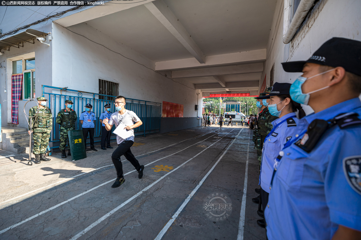      山西省吕梁市离石区东关小学考点，一名考生跑步进入考场。（山西新闻网特约摄影师：冯帅）