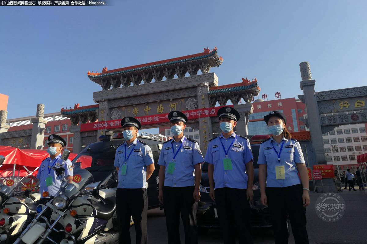      山西省忻州市河曲中学考点，交警为考生保驾护航。（山西新闻网特约摄影师：聂新光）