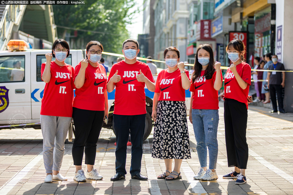      山西省吕梁市离石区东关小学考点，某中学老师集体穿红衣为考生鼓劲加油。（山西新闻网特约摄影师：冯帅）