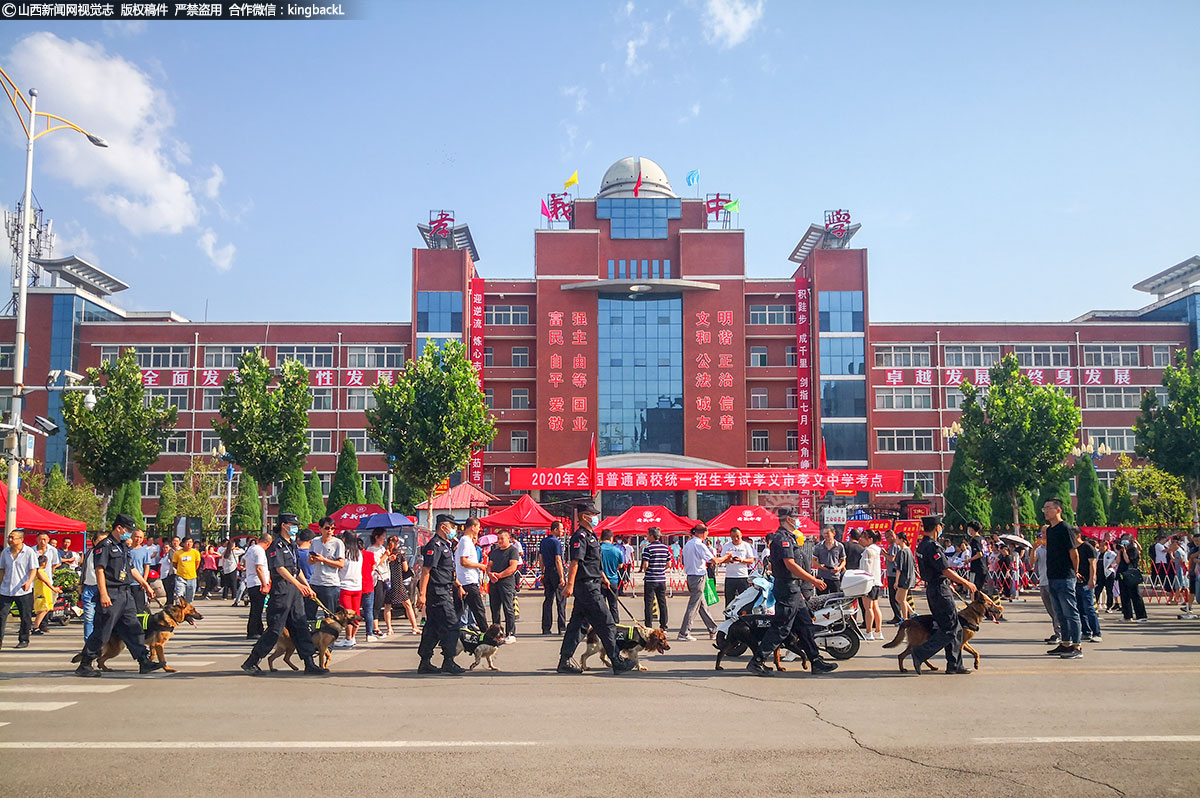      山西吕梁孝义中学考点，考生有序进入考场。（ 山西新闻网特约摄影师：郭建华）