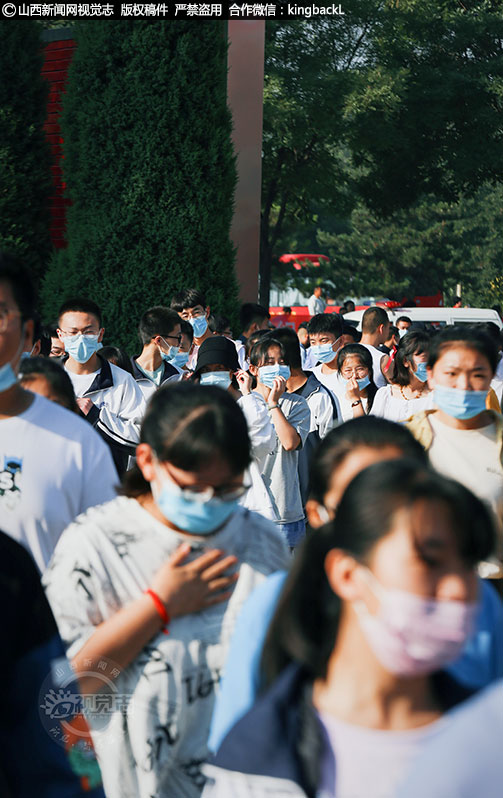      山西省灵丘一中考点，考生有序进入考场。（山西新闻网特约摄影：孟帅）