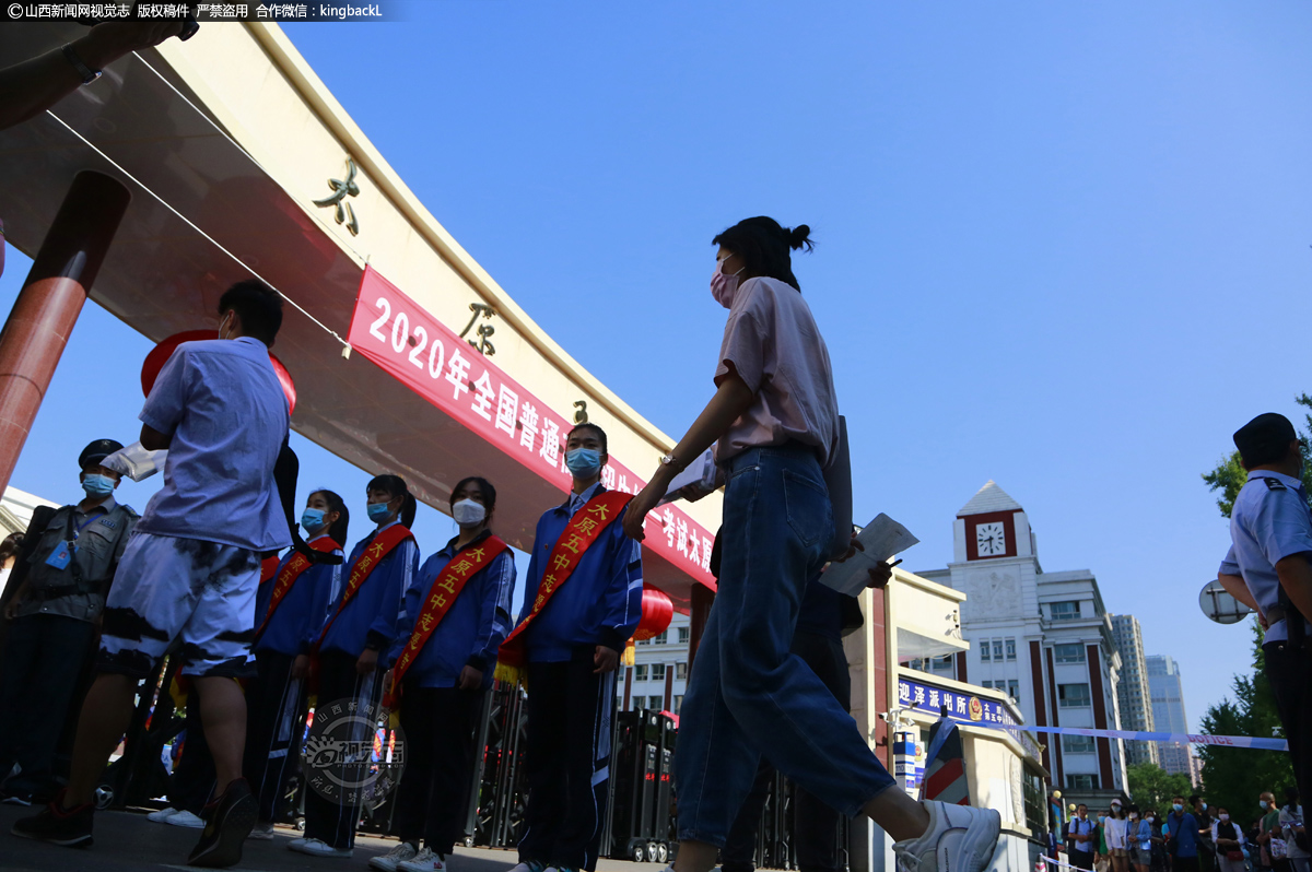      山西省太原五中考点，考生有序进入考场。（山西新闻网特约摄影师：李红）