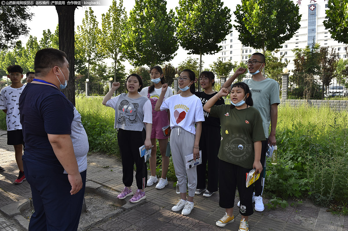      山西省河津市第二初中考场外，学生们与老师一同宣誓，决战高考。（山西新闻网特约摄影师：吴云生）